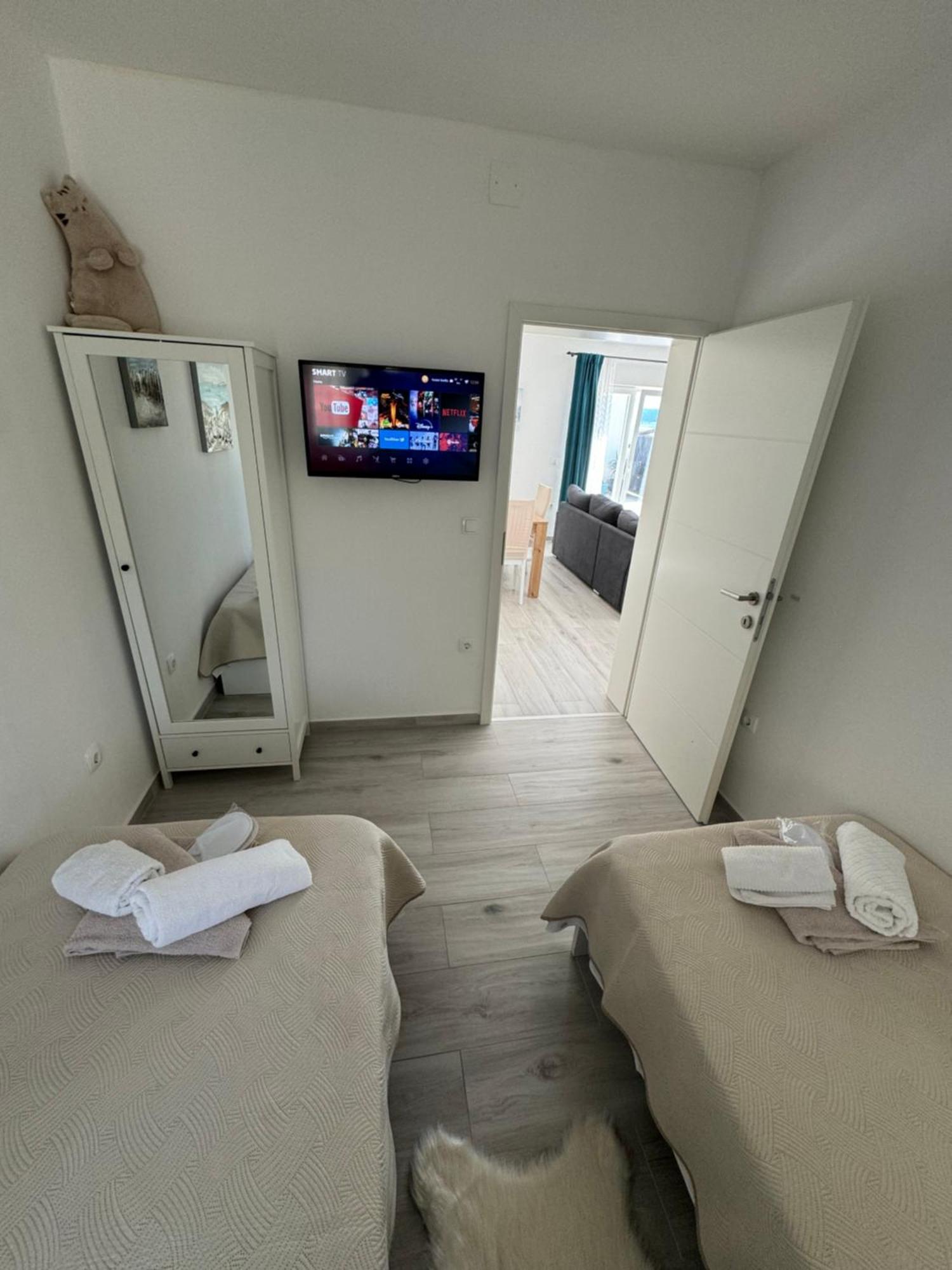 Beach House Oasis Villa Livak Каштела Экстерьер фото