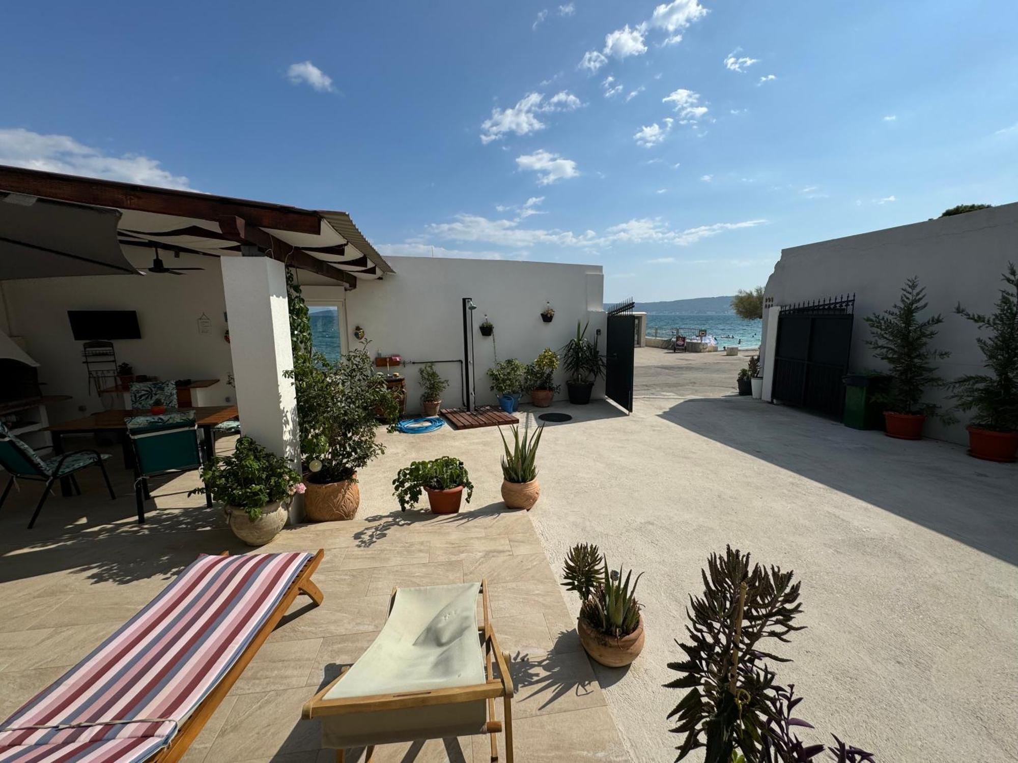 Beach House Oasis Villa Livak Каштела Экстерьер фото
